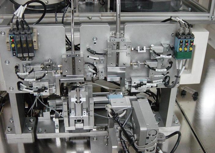 公司依靠先進(jìn)自動(dòng)化技術(shù)支持,獨(dú)立開發(fā)多種自動(dòng)化專機(jī)及